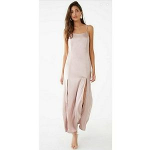 🌻NWT🌻Forever21 Satin M-Slit Maxi Dress
